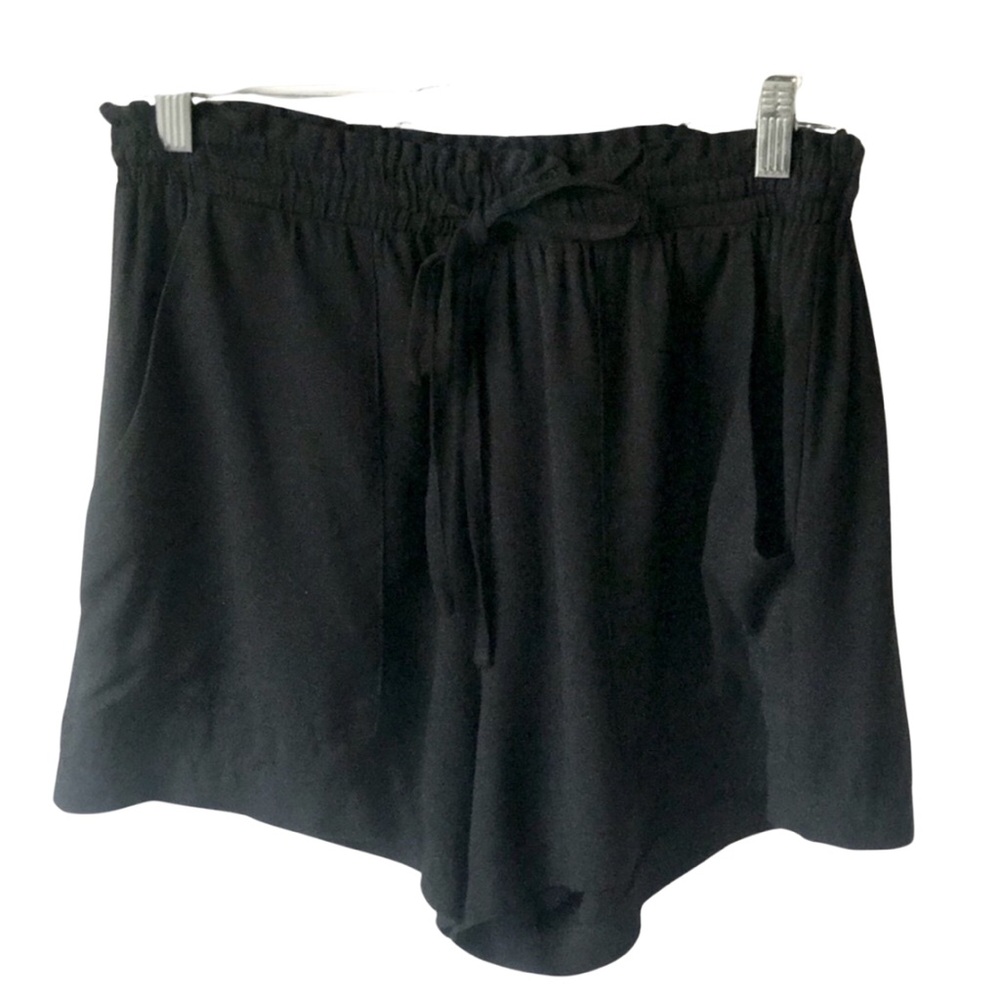 BOUTIQUE ITEM- 💥LAST ONE💥 BLACK SHORTS LIGHTWEIGHT, ELASTIC WAIST WITH TIE